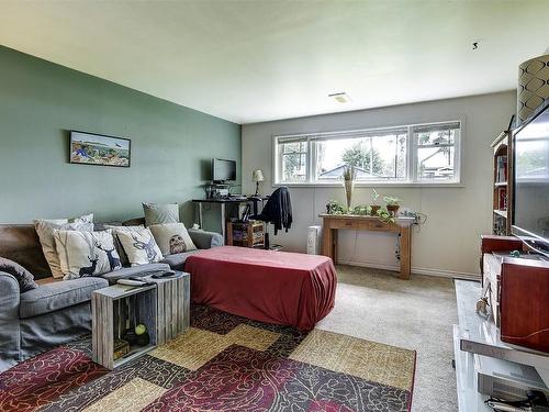 858 Coronation Avenue, Kelowna, BC - Indoor Photo Showing Bedroom