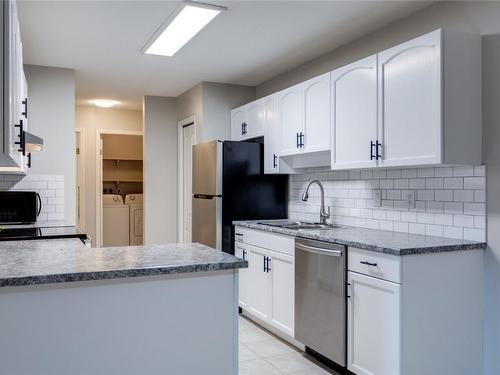 104-3163 Richter Street, Kelowna, BC - Indoor Photo Showing Kitchen With Upgraded Kitchen