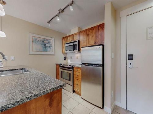 234-4200 Lakeshore Drive Drive, Osoyoos, BC - Indoor Photo Showing Kitchen
