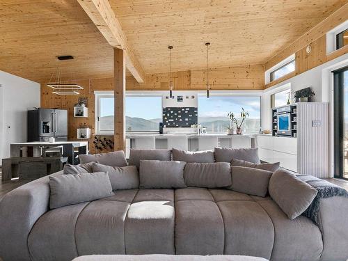 2810 Outlook Way, Naramata, BC - Indoor Photo Showing Living Room