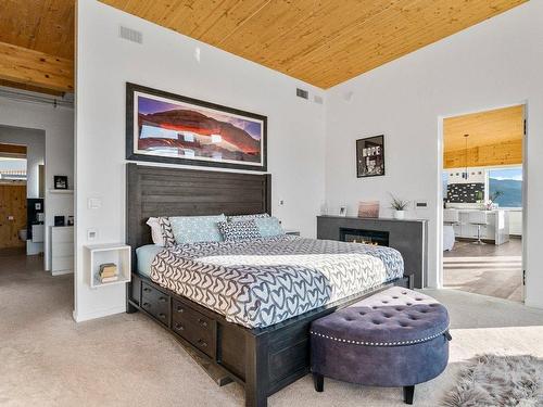 2810 Outlook Way, Naramata, BC - Indoor Photo Showing Bedroom