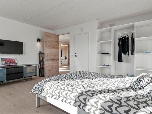 2810 Outlook Way, Naramata, BC - Indoor Photo Showing Bedroom