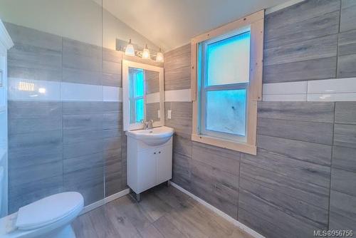 221 Princess St, Nanaimo, BC - Indoor Photo Showing Bathroom