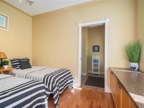 2420 Campbell River Rd, Campbell River, BC - Indoor Photo Showing Bedroom