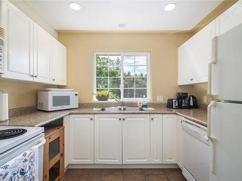 2420 Campbell River Rd, Campbell River, BC - Indoor Photo Showing Kitchen With Double Sink