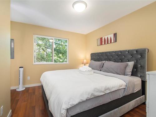 2420 Campbell River Rd, Campbell River, BC - Indoor Photo Showing Bedroom