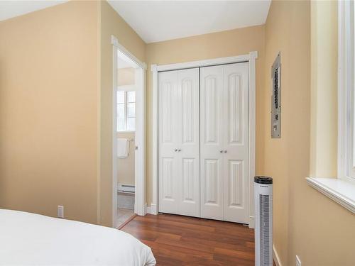 2420 Campbell River Rd, Campbell River, BC - Indoor Photo Showing Bedroom