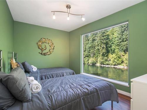 2420 Campbell River Rd, Campbell River, BC - Indoor Photo Showing Bedroom