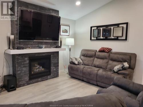 10 Clara Crescent, Chatham, ON - Indoor Photo Showing Living Room With Fireplace