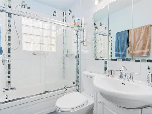 3228 Seaton St, Saanich, BC - Indoor Photo Showing Bathroom