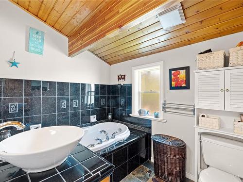 1795 Warn Way, Qualicum Beach, BC - Indoor Photo Showing Bathroom