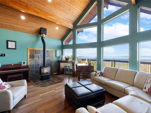 1795 Warn Way, Qualicum Beach, BC - Indoor Photo Showing Living Room