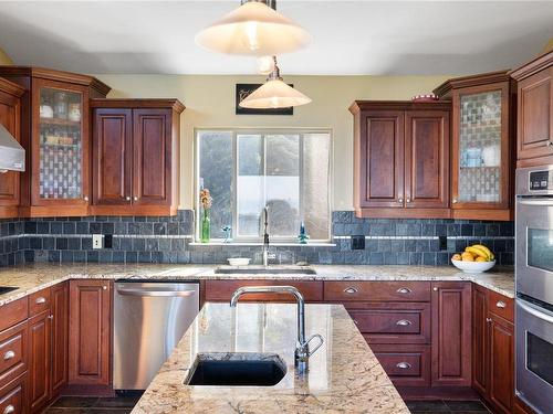 1795 Warn Way, Qualicum Beach, BC - Indoor Photo Showing Kitchen With Upgraded Kitchen