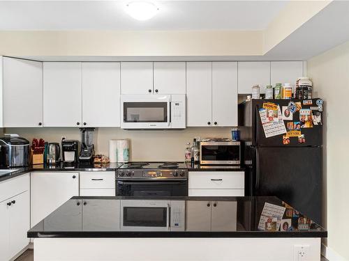 4172 Corunna Ave, Nanaimo, BC - Indoor Photo Showing Kitchen