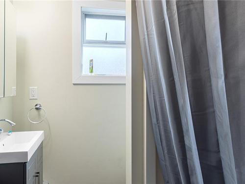 4172 Corunna Ave, Nanaimo, BC - Indoor Photo Showing Bathroom