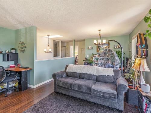 5969 Oliver Rd, Nanaimo, BC - Indoor Photo Showing Living Room