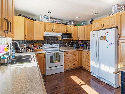 5969 Oliver Rd, Nanaimo, BC - Indoor Photo Showing Kitchen With Double Sink
