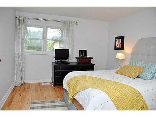 981 Lower Lions Club Road, Ancaster, ON - Indoor Photo Showing Bedroom