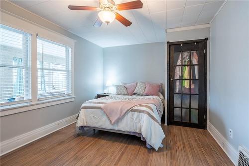 10 Welland Vale Road, St. Catharines, ON - Indoor Photo Showing Bedroom