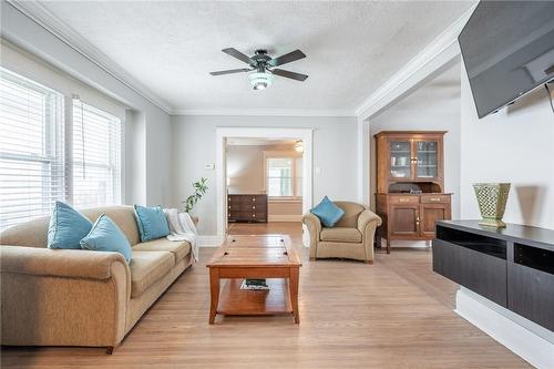 10 Welland Vale Road, St. Catharines, ON - Indoor Photo Showing Living Room