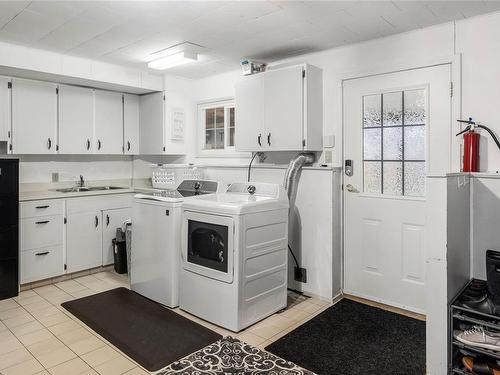 3255 Gibbins Rd, Duncan, BC - Indoor Photo Showing Laundry Room
