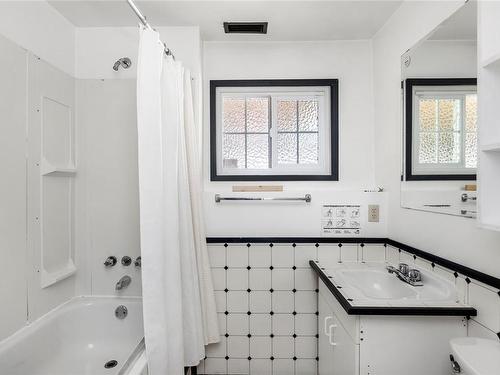 3255 Gibbins Rd, Duncan, BC - Indoor Photo Showing Bathroom