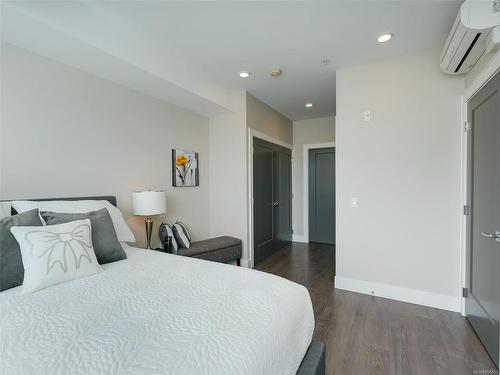505-747 Travino Lane, Saanich, BC - Indoor Photo Showing Bedroom