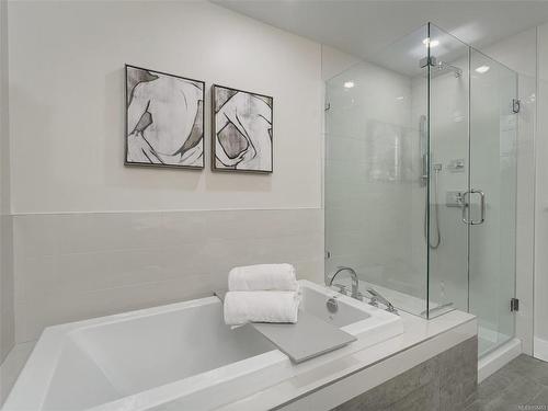 505-747 Travino Lane, Saanich, BC - Indoor Photo Showing Bathroom