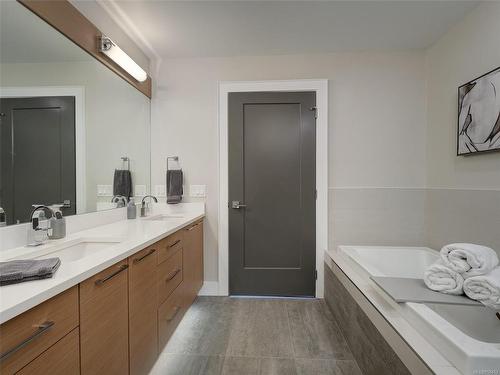 505-747 Travino Lane, Saanich, BC - Indoor Photo Showing Bathroom