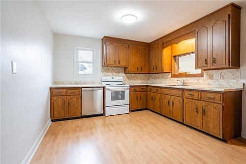 109 Byron Avenue, Stoney Creek, ON - Indoor Photo Showing Kitchen