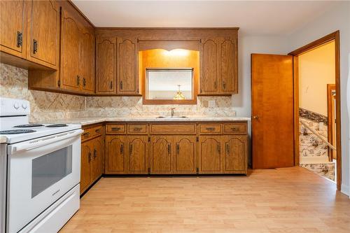 109 Byron Avenue, Stoney Creek, ON - Indoor Photo Showing Kitchen