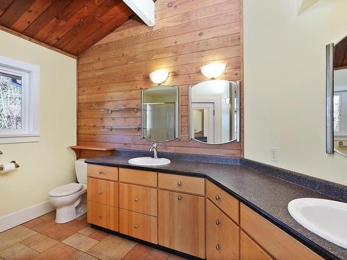 1315 Glen Urquhart Dr, Courtenay, BC - Indoor Photo Showing Bathroom