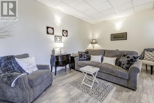 107 Madison Crt W, Welland, ON - Indoor Photo Showing Living Room