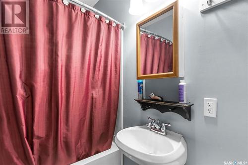 508 4Th Avenue E, Watrous, SK - Indoor Photo Showing Bathroom