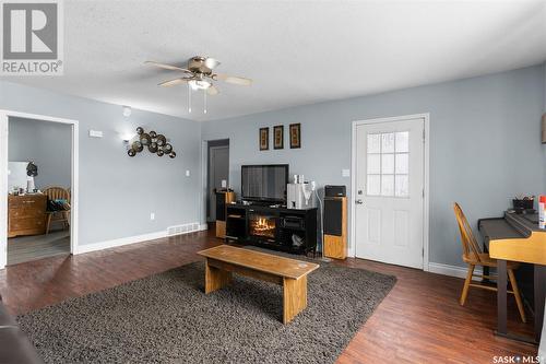 508 4Th Avenue E, Watrous, SK - Indoor Photo Showing Living Room