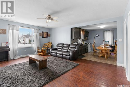 508 4Th Avenue E, Watrous, SK - Indoor Photo Showing Living Room