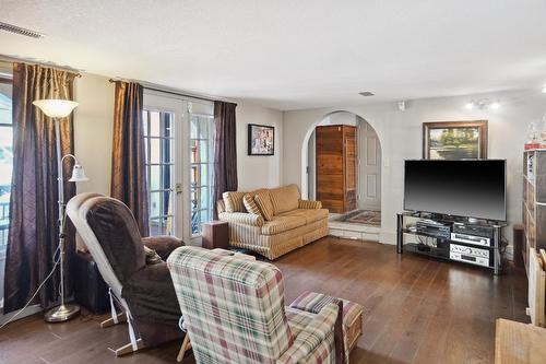 2532 9Th Avenue, Castlegar, BC - Indoor Photo Showing Living Room