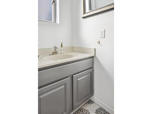 2532 9Th Avenue, Castlegar, BC - Indoor Photo Showing Bathroom