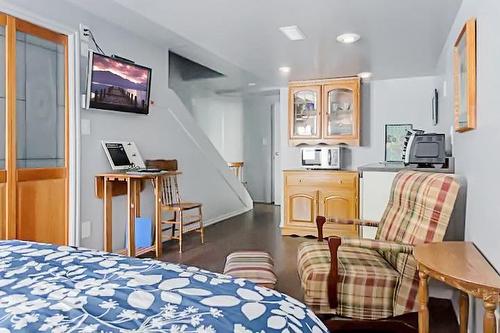 2532 9Th Avenue, Castlegar, BC - Indoor Photo Showing Bedroom