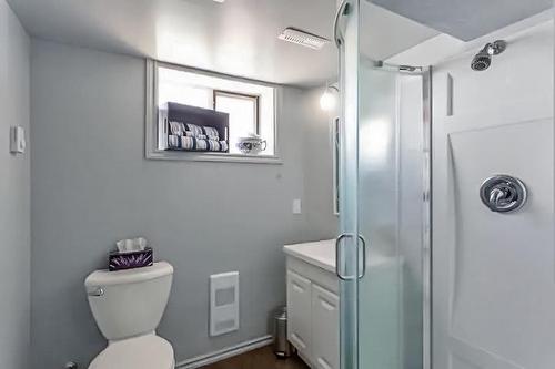 2532 9Th Avenue, Castlegar, BC - Indoor Photo Showing Bathroom