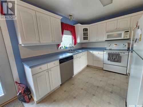 733 Mann Avenue, Radville, SK - Indoor Photo Showing Kitchen With Double Sink