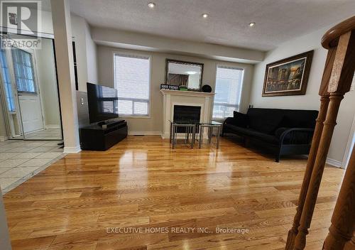 6256 Avonhurst Drive N, Mississauga, ON - Indoor Photo Showing Living Room
