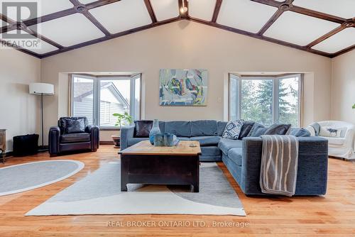 113 Bowen Rd, Kawartha Lakes, ON - Indoor Photo Showing Living Room