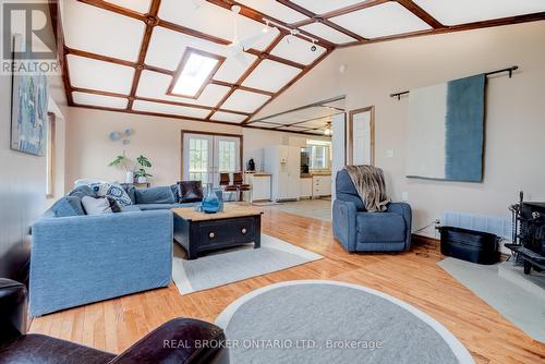 113 Bowen Rd, Kawartha Lakes, ON - Indoor Photo Showing Living Room