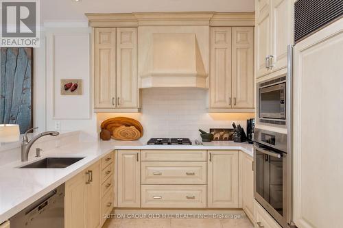 2 - 73 Scollard Street, Toronto, ON - Indoor Photo Showing Kitchen With Upgraded Kitchen
