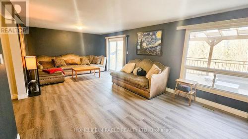 6 Cherry Hills Rd, Vaughan, ON - Indoor Photo Showing Living Room