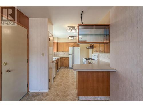 4729 Lakeshore Road, Kelowna, BC - Indoor Photo Showing Kitchen