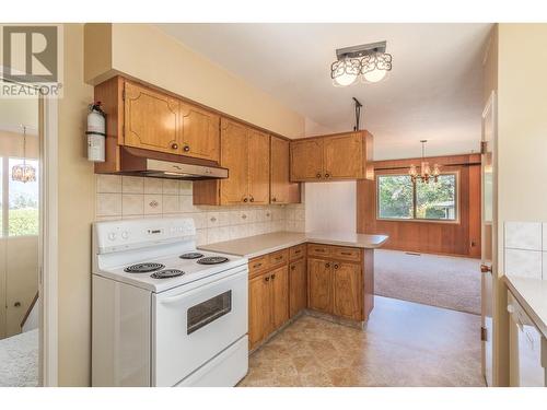 4729 Lakeshore Road, Kelowna, BC - Indoor Photo Showing Kitchen