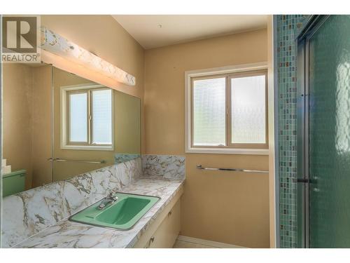 4729 Lakeshore Road, Kelowna, BC - Indoor Photo Showing Bathroom