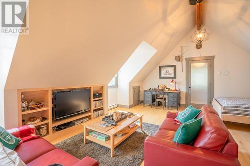 7460 Ruffell Road, Canim Lake, BC - Indoor Photo Showing Living Room